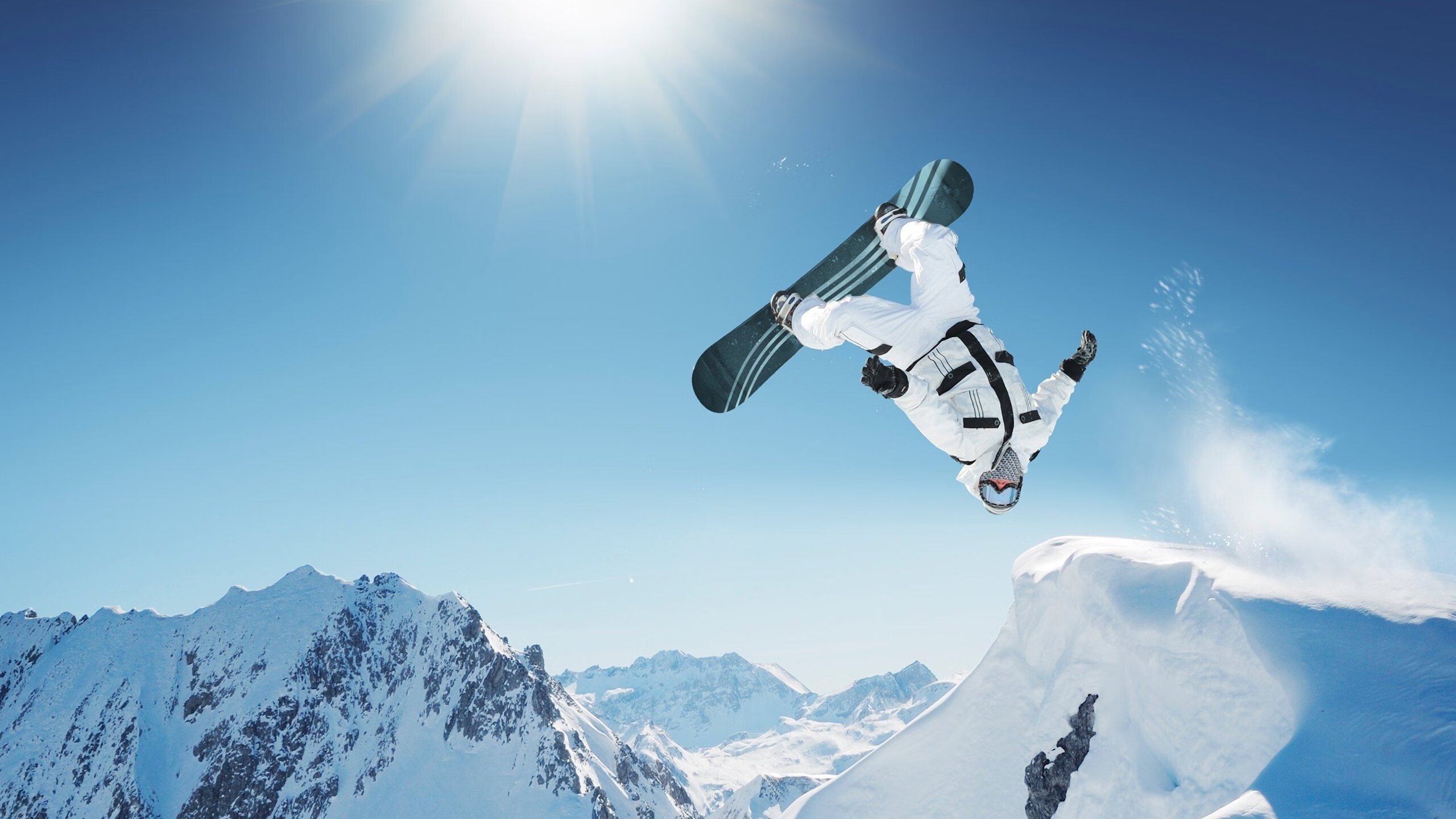 F1新赛季揭幕战之夜,贝林厄姆关键制胜,赛道与绿茵的终极交响