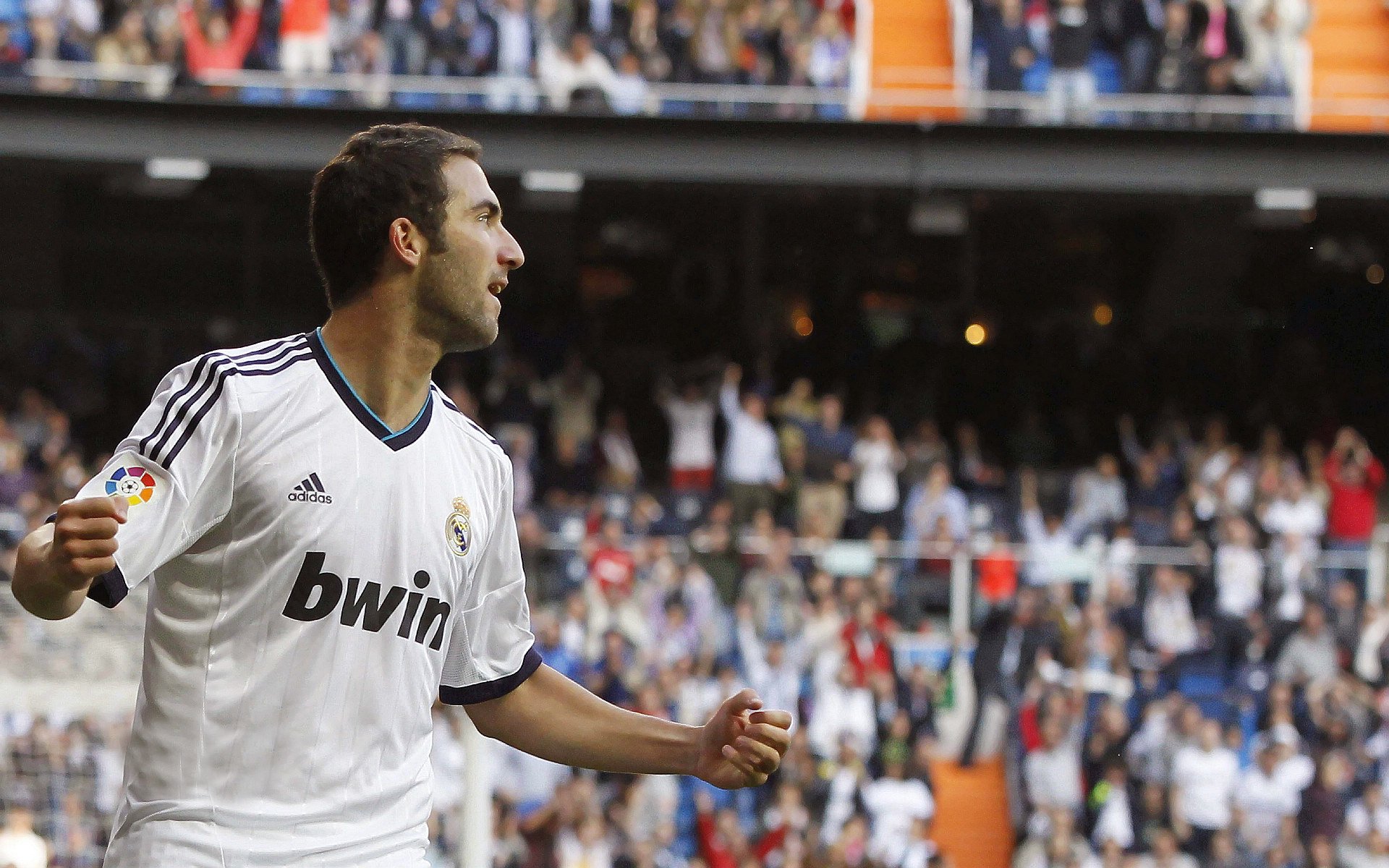 德甲争冠战之夜，黄喜灿在焦点战证明自己，亚洲风暴如何撕裂德国足球的傲慢高墙